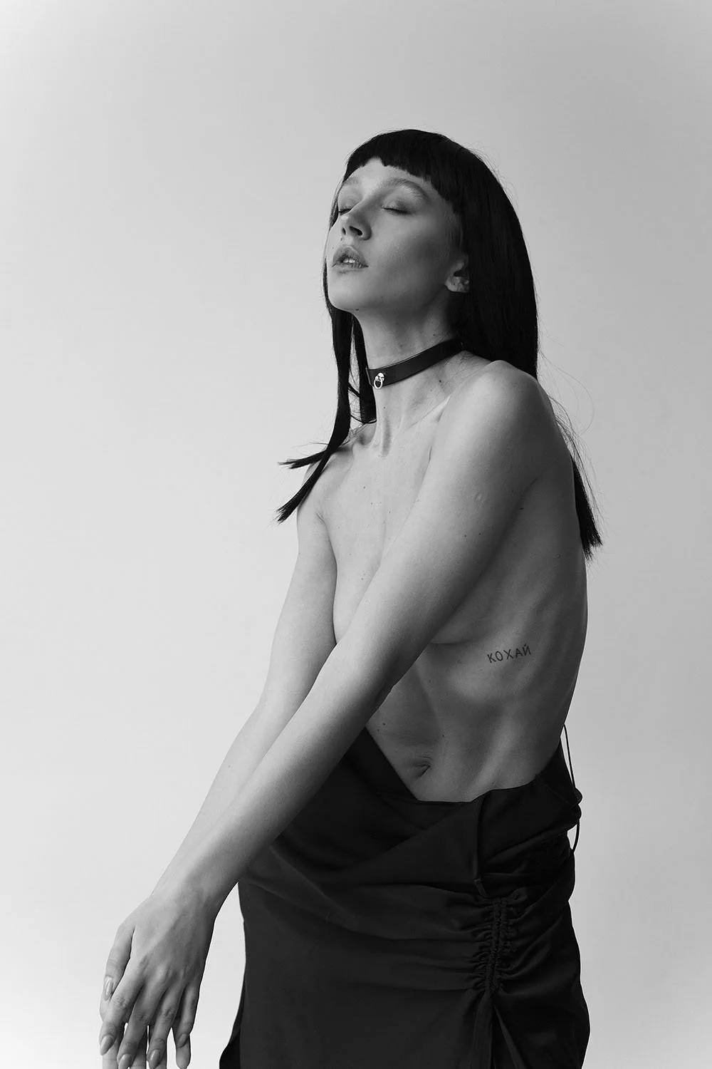 Delia Thin Collar Black and Gold